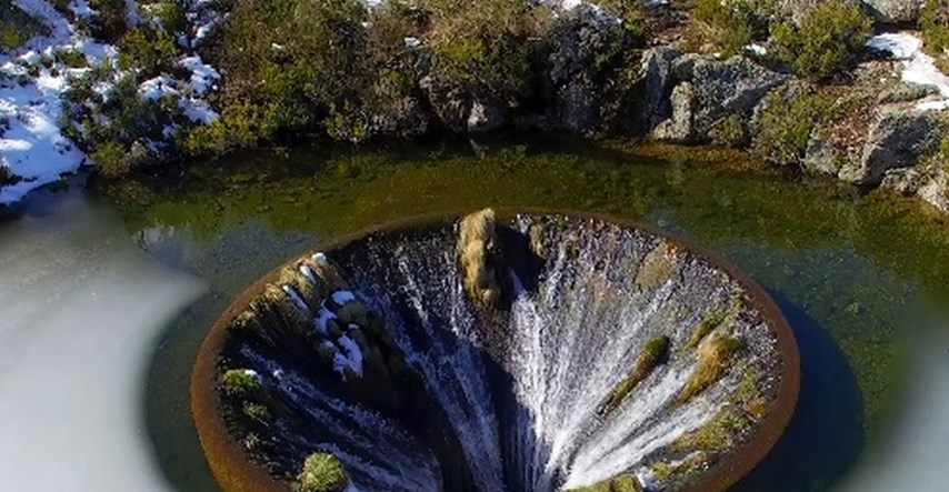VIDEO Ova rupa u vodi izgleda kao prolaz u drugi svijet, nećete vjerovati kako je nastala