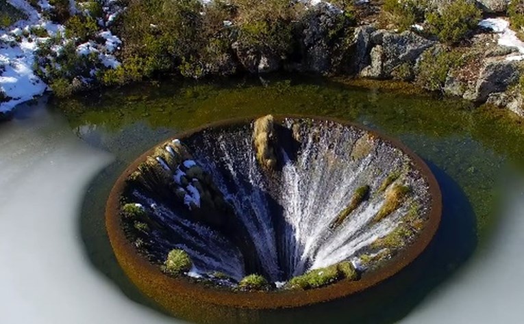 VIDEO Ova rupa u vodi izgleda kao prolaz u drugi svijet, nećete vjerovati kako je nastala