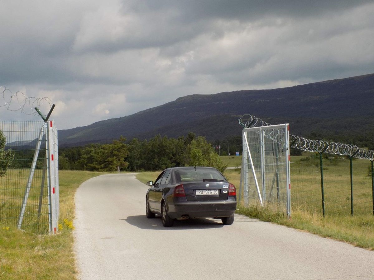 SLOVENSKA OGRADA Iz jednog dijela Hrvatske u drugi ide se kroz ograđeni prolaz