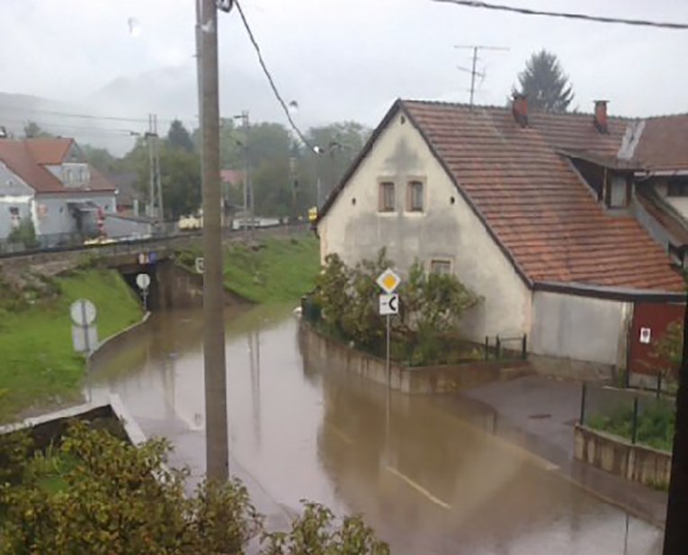 KIŠA NE PRESTAJE PADATI Poplavljeno više gradova, u najvećoj opasnosti i dalje Istra te Kvarner