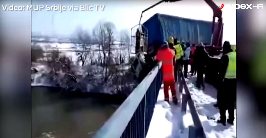 Pogledajte dramatično spašavanje vozača koji je satima visio iznad rijeke u Srbiji