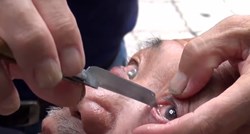VIDEO Ovom muškarcu ljudi plaćaju da im britvom struže po očima