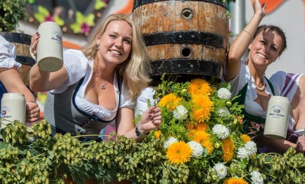 Pivo, dekoltei i preko 400 tisuća posjetitelja: Otvoren 182. Oktoberfest