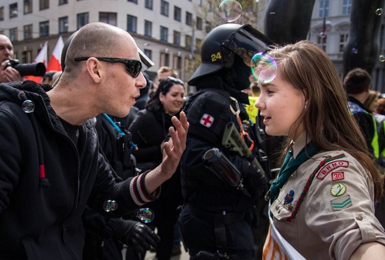 FOTO Tinejdžerica se suprotstavila neonacistu i postala novi simbol mirnog otpora protiv mržnje