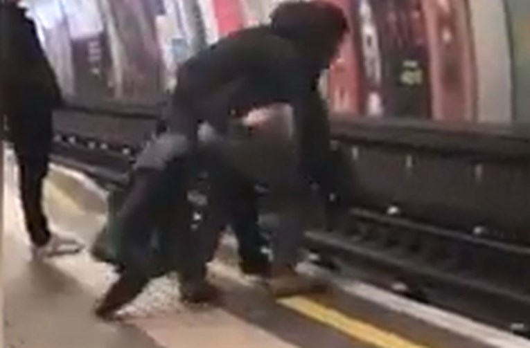 Za dlaku izbjegli smrt: Pogledajte zastrašujući trenutak u kojem su dva lika pala pred jureći vlak