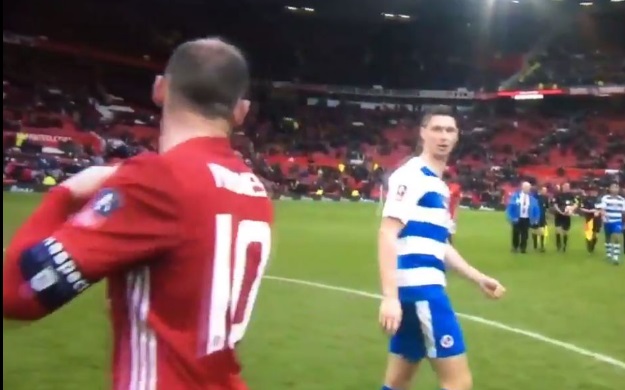 VIDEO Rooney nakon utakmice ponudio dres suparniku - ovaj ga hladno odbio