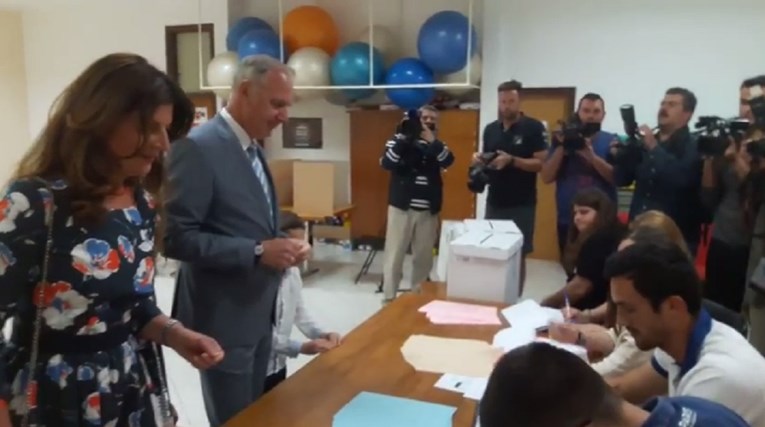 VIDEO HDZ-ov Opara izašao na glasanje s obitelji u Splitu