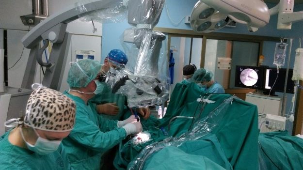 FOTO Novi uspjeh riječke neurokirurgije: Dr. Štimac izvadio tumor kroz obrvu