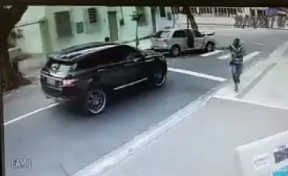 NOGOMETAŠ U RIJU OPLJAČKAN USRED DANA Pištoljima ga istjerali iz automobila, sve je snimljeno