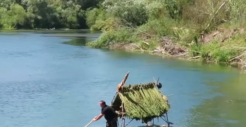 VIDEO Jeo kukce i plovio na splavi: Hrvatski Bear Grylls u avanturi na Dravi