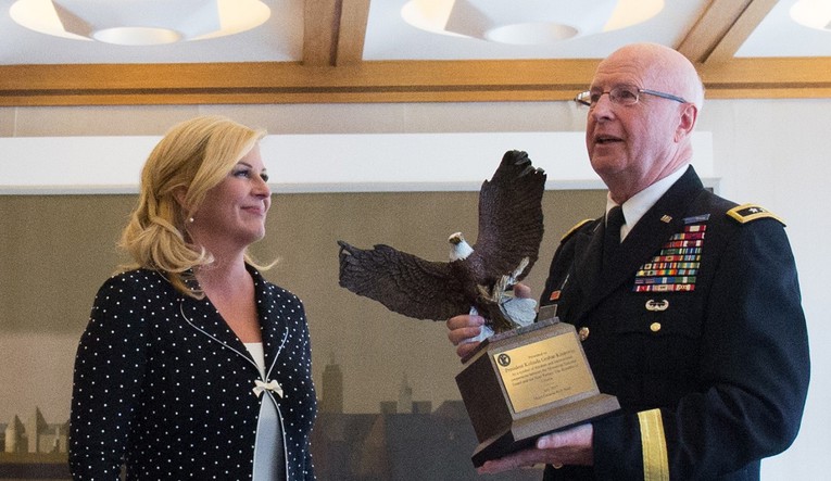 Kolinda američkom general bojniku dala jedno od najviših državnih odličja, on njoj dao kipić orla