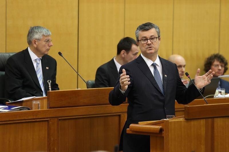 Orešković postao aktivan na Fejsu i odmah odgovorio na kritike (na pravilnom hrvatskom)