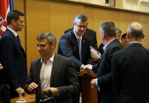FOTO Pogledajte trenutak u kojemu MOST-ov Bulj tješi Oreškovića nakon opoziva