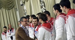 Orešković obećao potporu rukometašima, igrači mu poklonili dresove za sinove