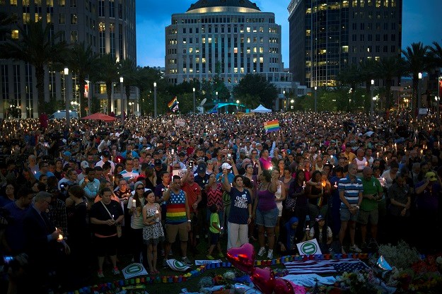 Deseci tisuća ljudi probdjeli noć u Orlandu u čast žrtvama pokolja u gay klubu