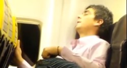 Pružala mu oralni seks u avionu, a kad se spustio, dočekalo ih je neugodno iznenađenje