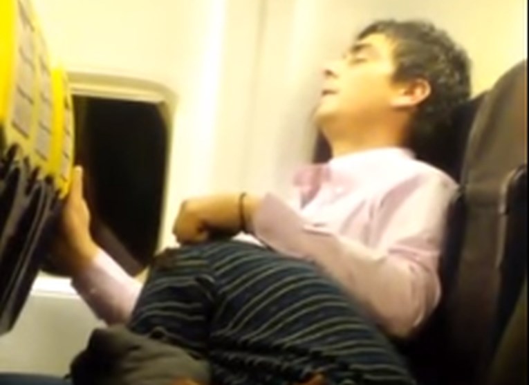 Pružala mu oralni seks u avionu, a kad se spustio, dočekalo ih je neugodno iznenađenje