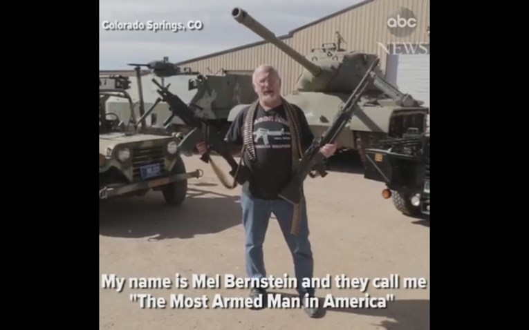 VIDEO Ovo je "čovjek s najviše oružja u Americi", ima tenk i živi s lutkama
