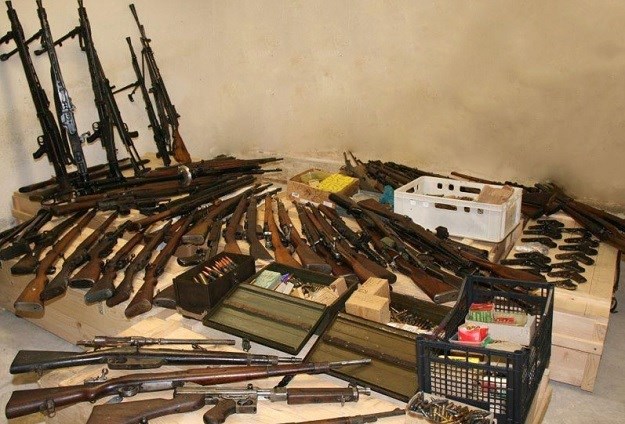 Velika policijska akcija: "Kolekcionari" nabavljali strojnice, puške, pištolje, bacače bombi...