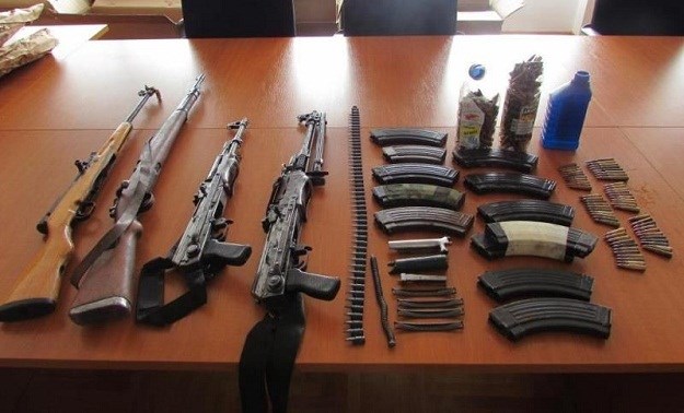 FOTO Kod mladića u Velikoj Kladuši pronađen arsenal oružja, mačete, bombe i zastave Islamske države