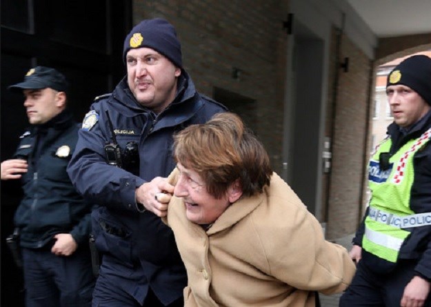 Policijska brutalnost u Osijeku: Policajac od 130 kila srušio ženu jer je prešla cestu na crveno