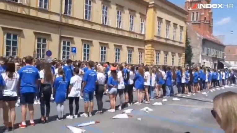VIDEO Osječki maturanti se kvadriljom oprostili od srednjoškolskih klupa
