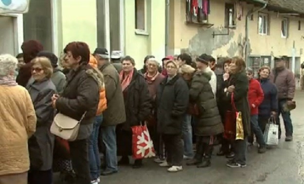 Hrvatska stvarnost: Stotine ljudi na hladnoći satima čekalo jednu vrećicu s narančama