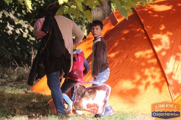 Čepinjani u suzama zbog izbjeglica: "Znamo kako im je, dao sam im svu unukovu odjeću"