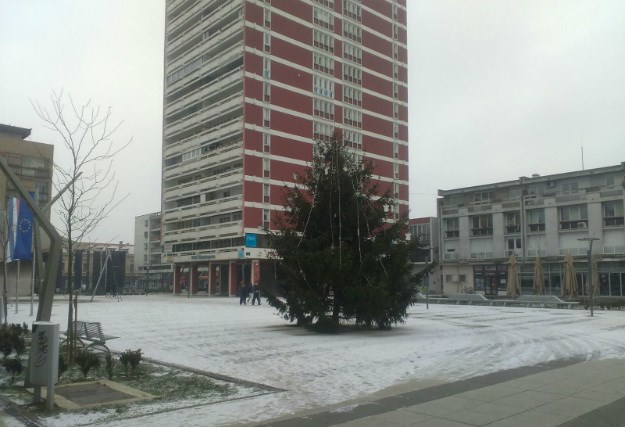 Prve fotografije: Snijeg počeo padati, Osijek se već bijeli, lagano pada i u Zagrebu