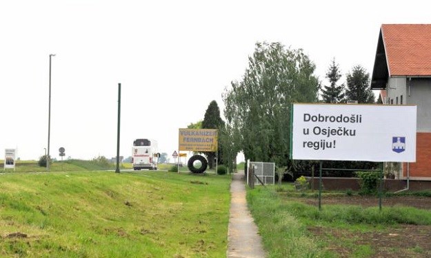 Plakat "Dobrodošli u Osječku regiju" osvanuo kod Vinkovaca