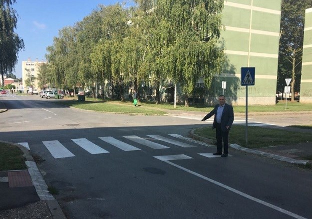FOTO Gradonačelnik Osijeka zbog krivo iscrtane "zebre" na Facebooku ismijao izvođače radova