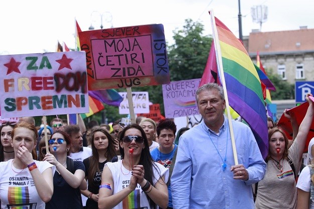 FOTO Ranko Ostojić mahao LGBT zastavom: "Bio sam tu i kad je bilo nasilja, ovo je moja Hrvatska"