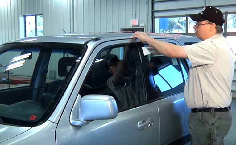 VIDEO Pogledajte kako pomoću jednostavnog trika otključati auto ako vam ključ ostane unutra