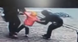 VIDEO Manijak u Kini usred dana pokušao oteti djevojčicu od oca, sve zabilježile nadzorne kamere