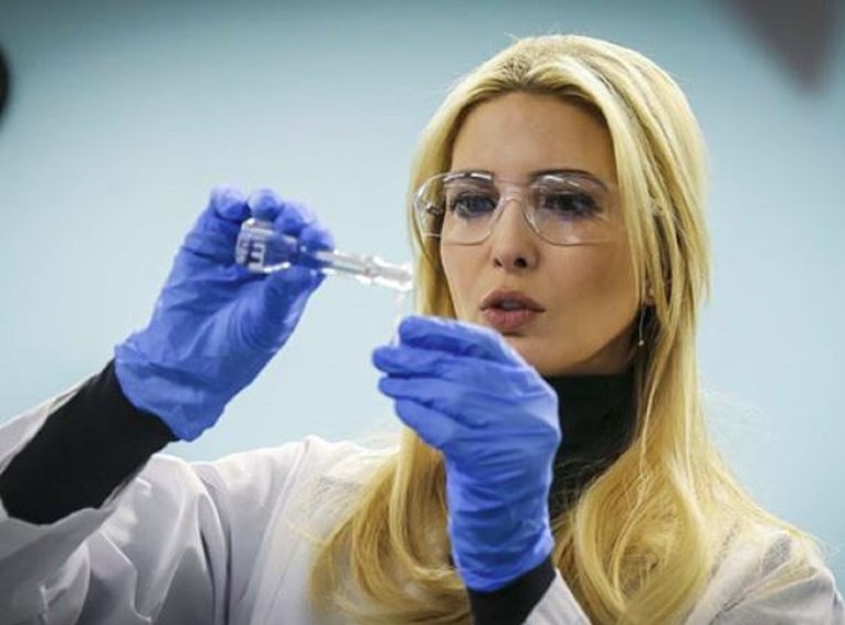 Ivanka Trump glumila znanstvenicu i mnoge naljutila: "Reci nam što točno radiš na ovoj fotki?"