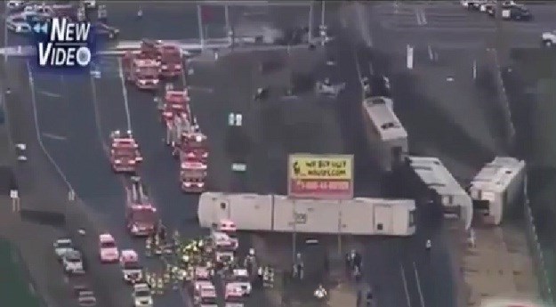Nesreća kod Los Angelesa: Vlak udario u kamion pa izletio iz tračnica, ozlijeđeno 30-ak osoba