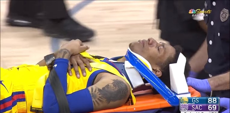 JEZIVA OZLJEDA IGRAČA NBA PRVAKA Leđima direktno pao na pod i hitno prebačen u bolnicu
