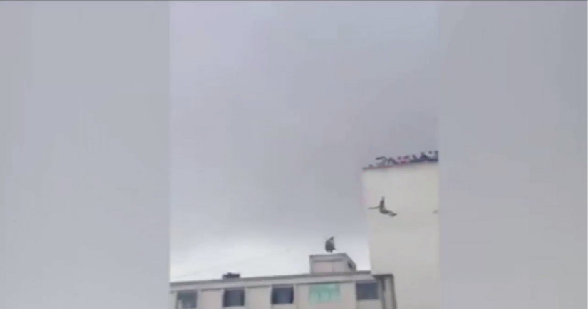 UZNEMIRUJUĆA SNIMKA Tinejdžerica poginula tijekom vježbe na zip lineu, pala sa zgrade