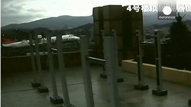 Objavljena nova dramatična snimka iz Tajvana: Zrakoplov je proletio tik uz zgrade