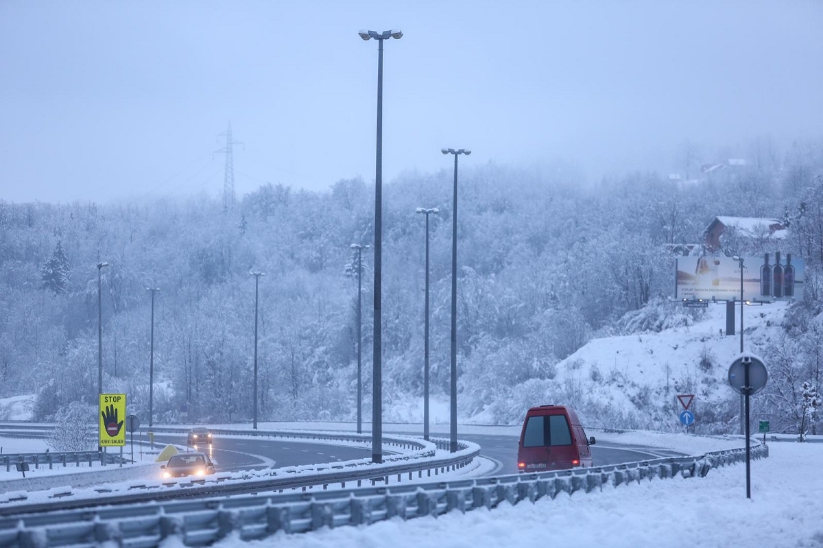 Vozači, oprez: HAK upozorava na olujni vjetar i poledicu
