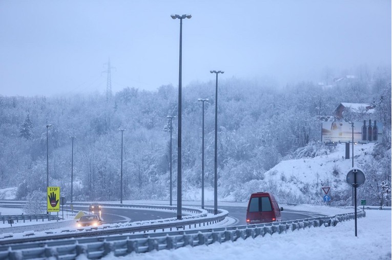 Vozači, oprez: HAK upozorava na olujni vjetar i poledicu