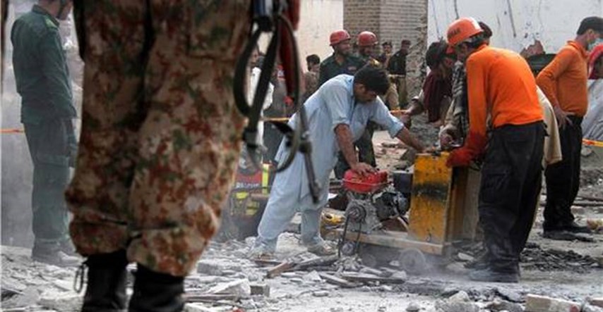 Desetero mrtvih i više od trideset ranjenih u napadu bombom na tržnicu u Pakistanu