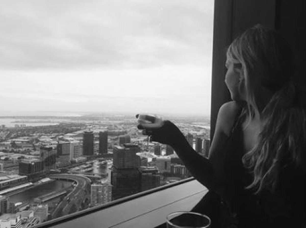 Mlada djevojka umrla nakon što je pala s drugog kata pokušavajući napraviti selfie