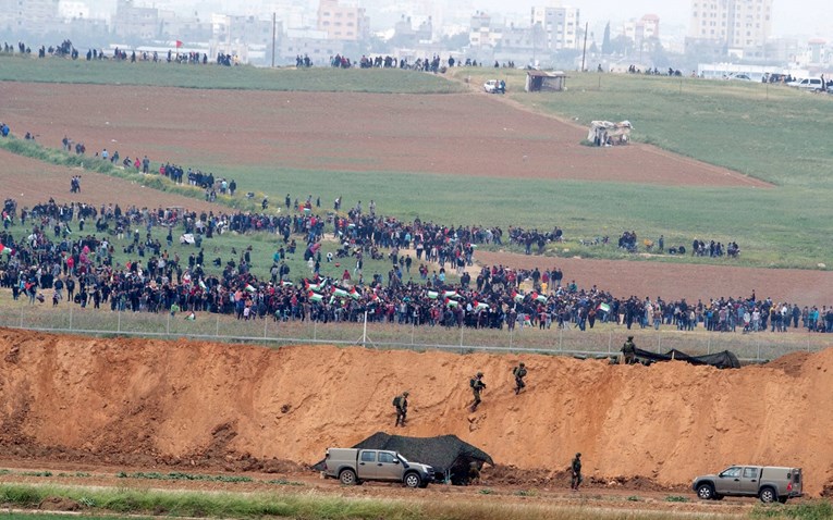 VIDEO, FOTO Tisuće Palestinaca marširaju na granici s Izraelom, najmanje pet ubijenih
