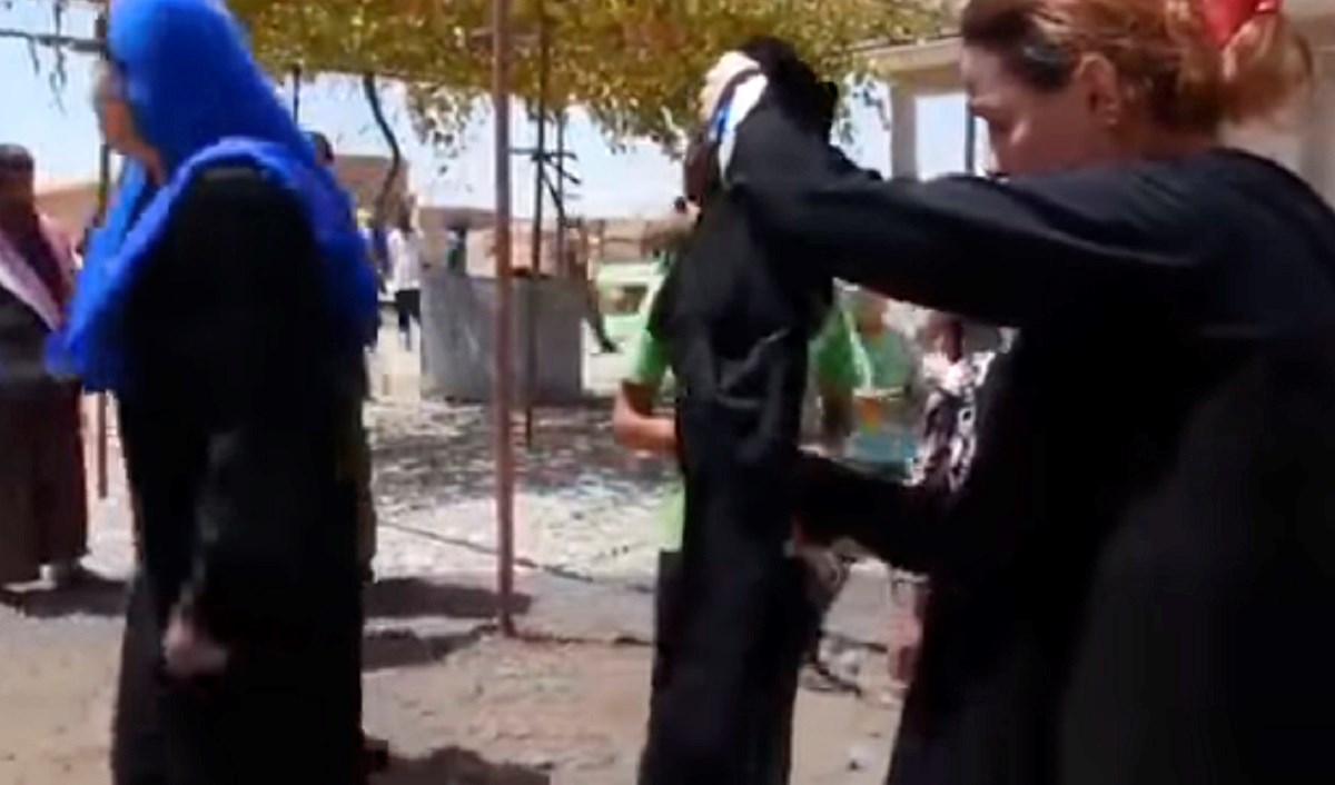 VIDEO OSLOBOĐENJE OD ISIS-a U SIRIJI Žene pale burke, muškarci briju brade