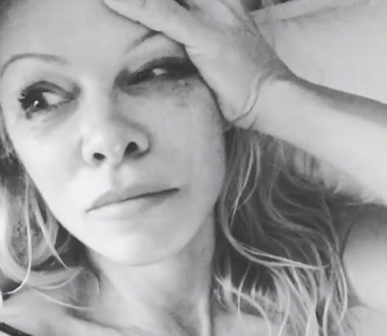 VIDEO Pamela Anderson oprostila se od Hugha Hefnera na način koji nitko nije očekivao