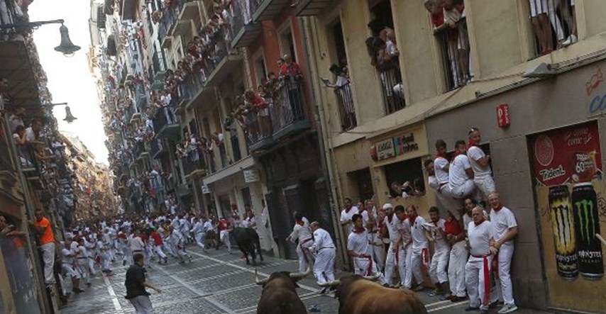 Suluda tradicija pošla po zlu: Bikovi u Pamploni napali trkače, muškarcu probili prsa