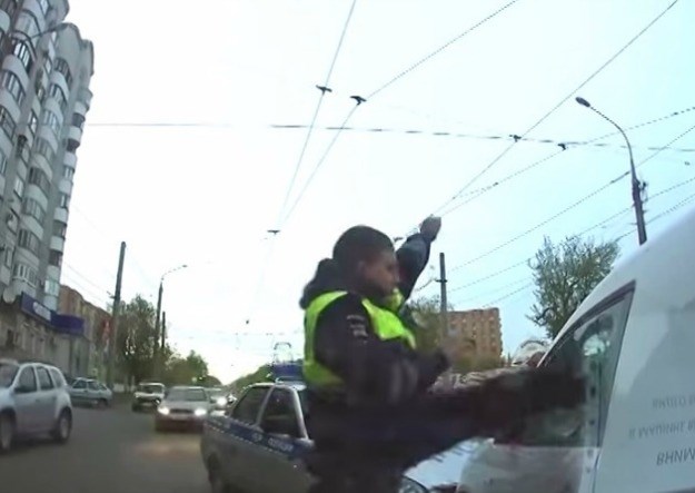 Nema zajebancije s ruskim policajcima: Kung-fu napad na ludog vozača