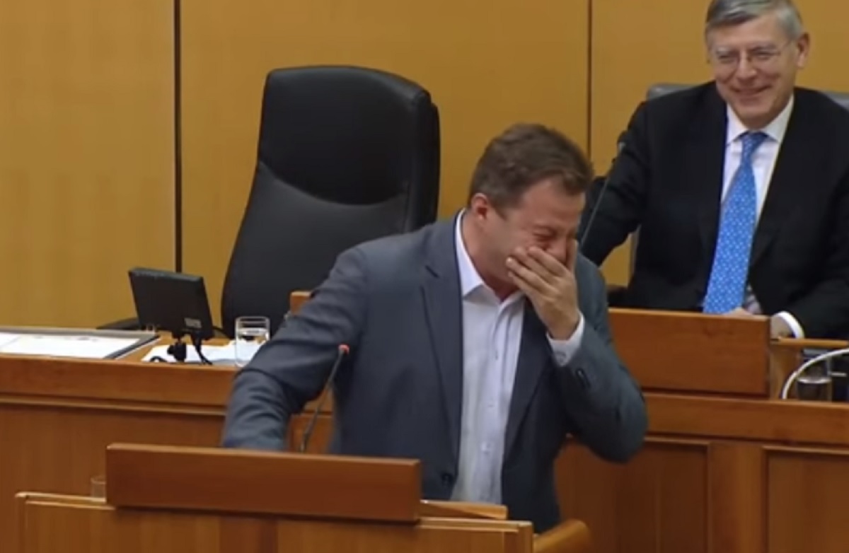 VIDEO Pogledajte kako je Panenić pukao od smijeha za govornicom u saboru