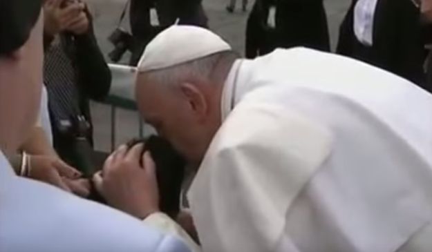 Papa ponovno dirnuo svijet: Odlučio sve zaustaviti kad je vidio dječaka u kolicima